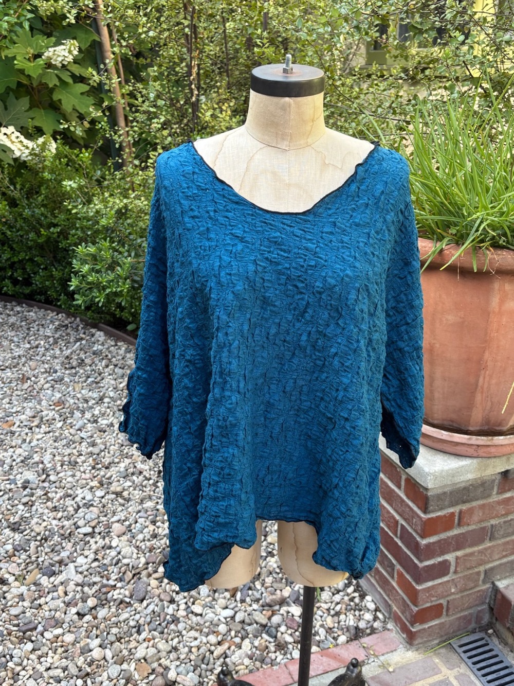Noblu textured top with pinhole accents - size M